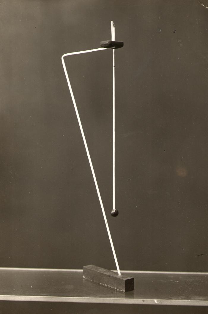 Balance Study with Loosely Suspended Pendulum (Gleichgewichtskonstruktion mit einem locker aufgehangten pendel)